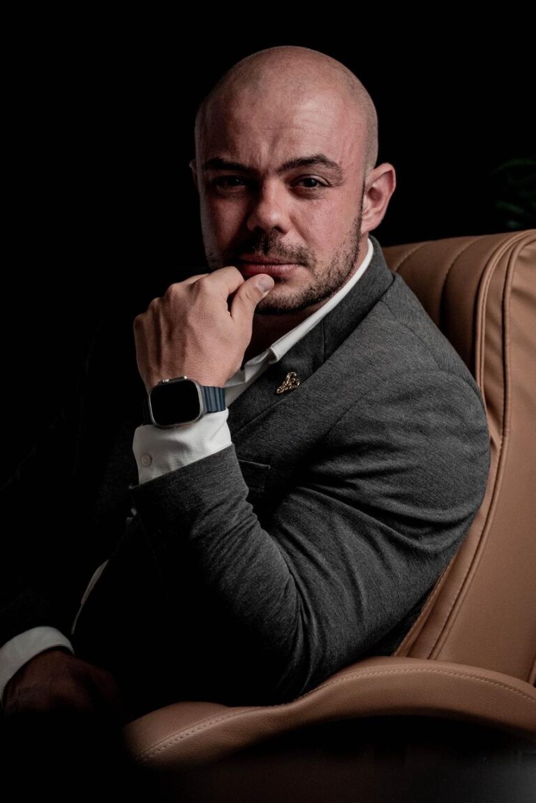 Retrato do Dr. Eliphas Levi, de terno cinza, sentado em poltrona com a mão apoiada no queixo